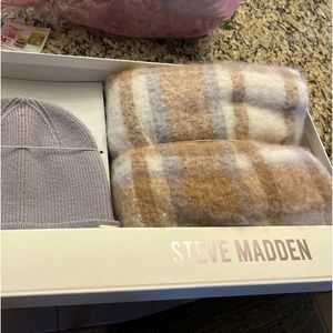 NIB Steve Madden hat & scarf set